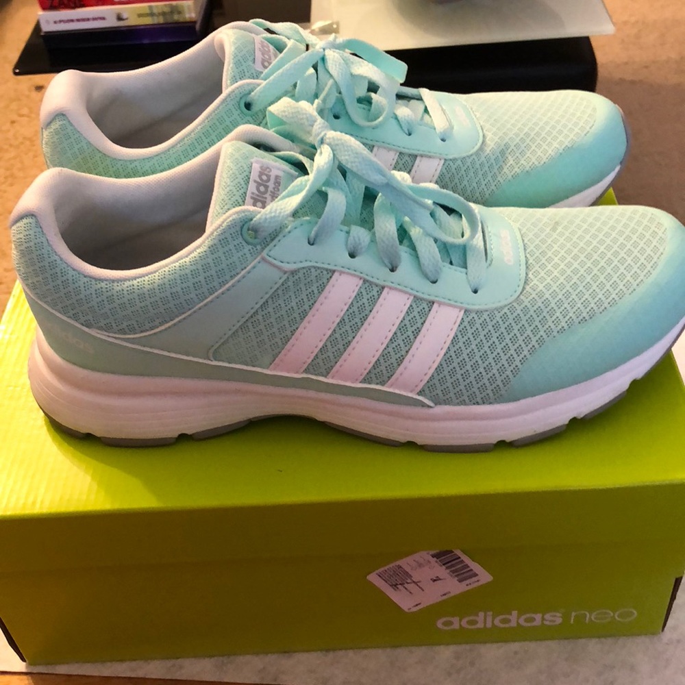 Size 9.5 cloud foam adidas sneakers 👟